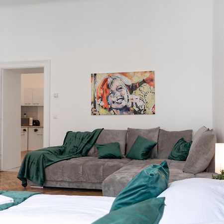 Prime Location & Peaceful Shared 2 Bedroom Apt With Backyard Wien Exterior foto
