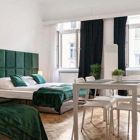 Prime Location & Peaceful Shared 2 Bedroom Apt With Backyard Wien Exterior foto