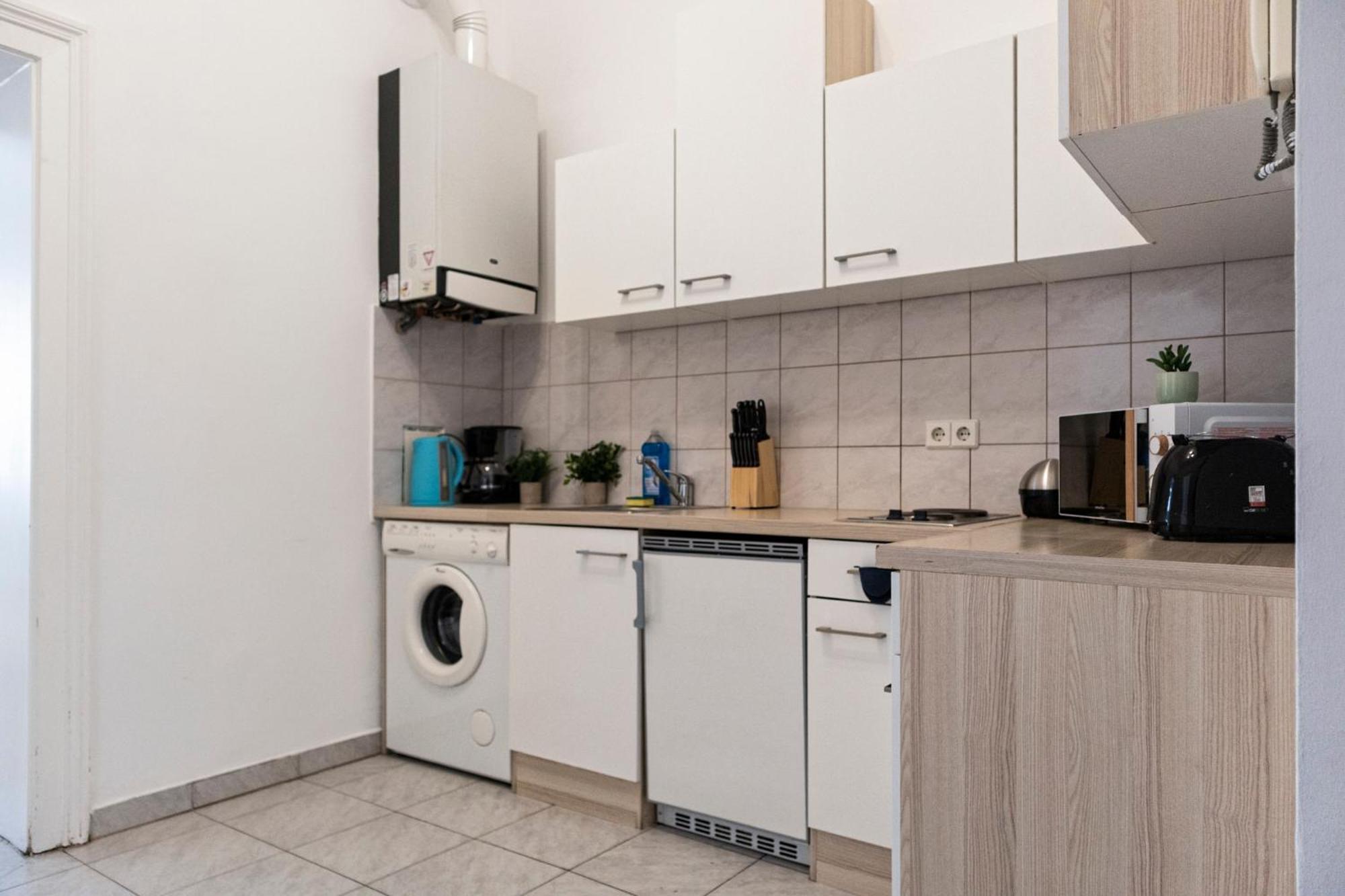 Prime Location & Peaceful Shared 2 Bedroom Apt With Backyard Wien Exterior foto