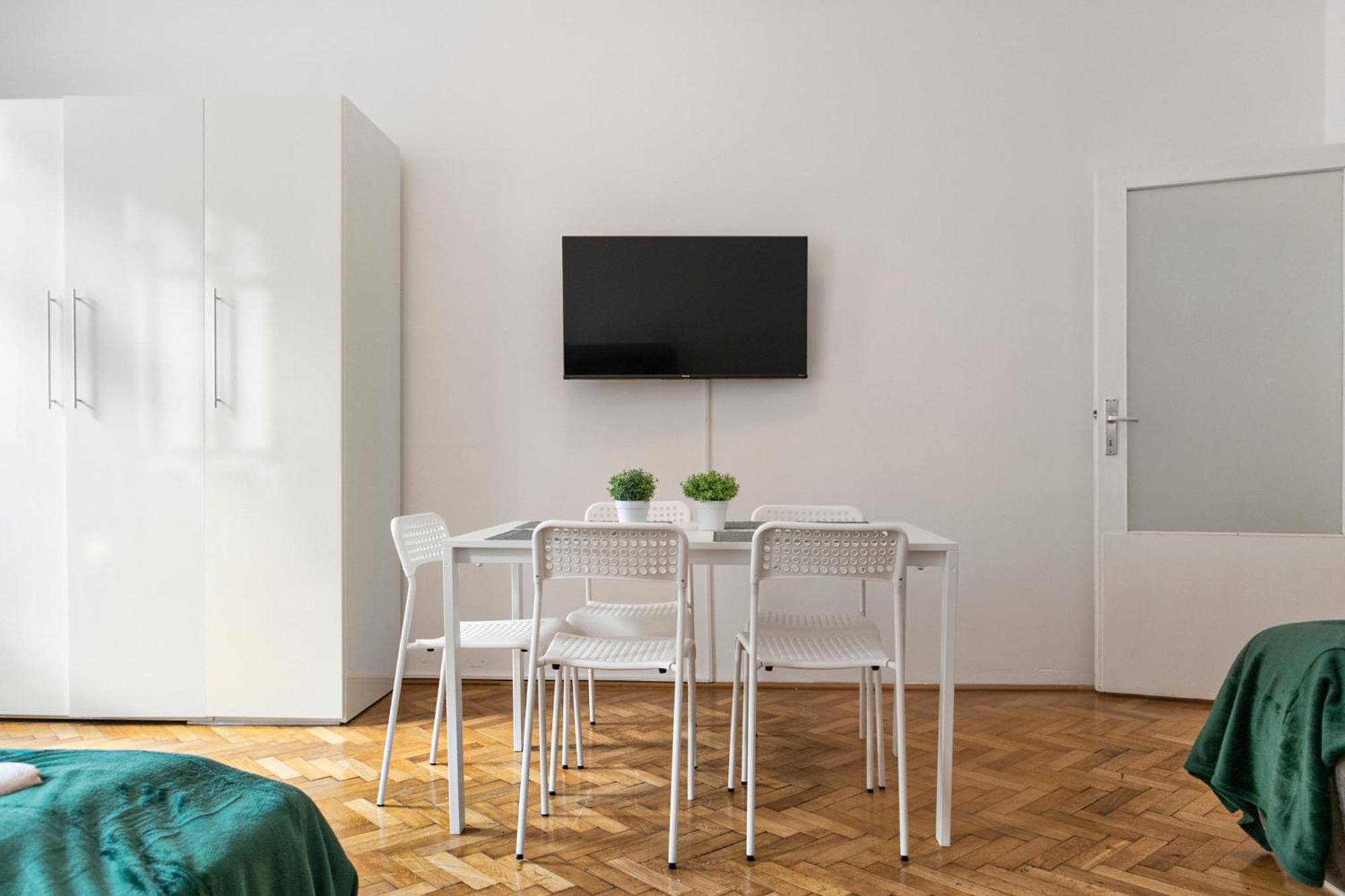 Prime Location & Peaceful Shared 2 Bedroom Apt With Backyard Wien Exterior foto